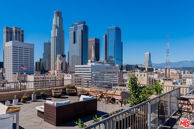 Photo 17 of 30 - 215 W 7th St #801, Los Angeles, CA 90014