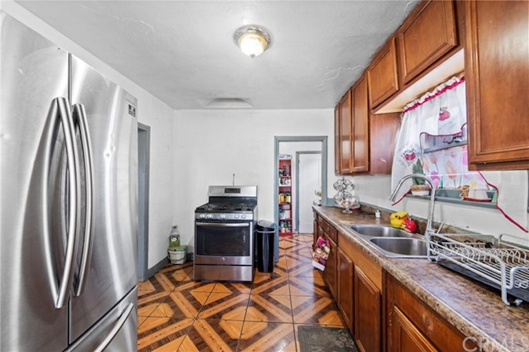 Photo 7 of 30 - 1123 E 80th St, Los Angeles, CA 90001