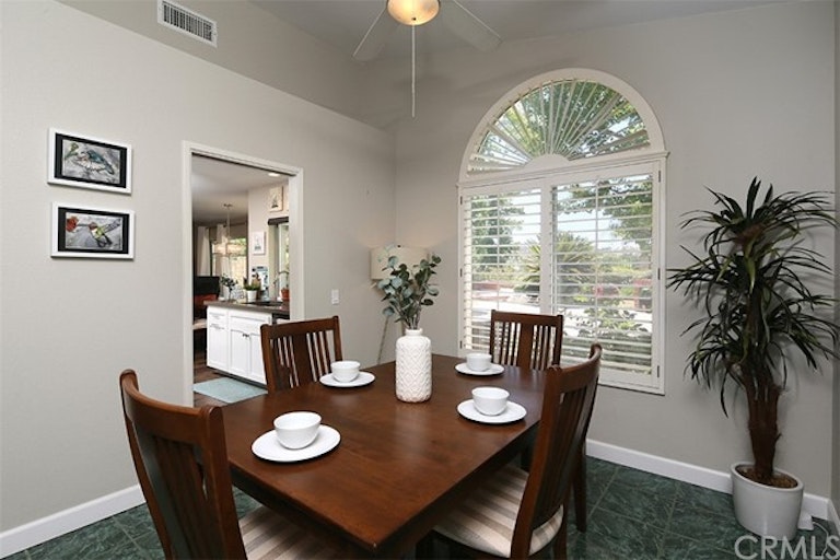 Photo 4 of 33 - 22566 Cardiff Dr, Santa Clarita, CA 91350