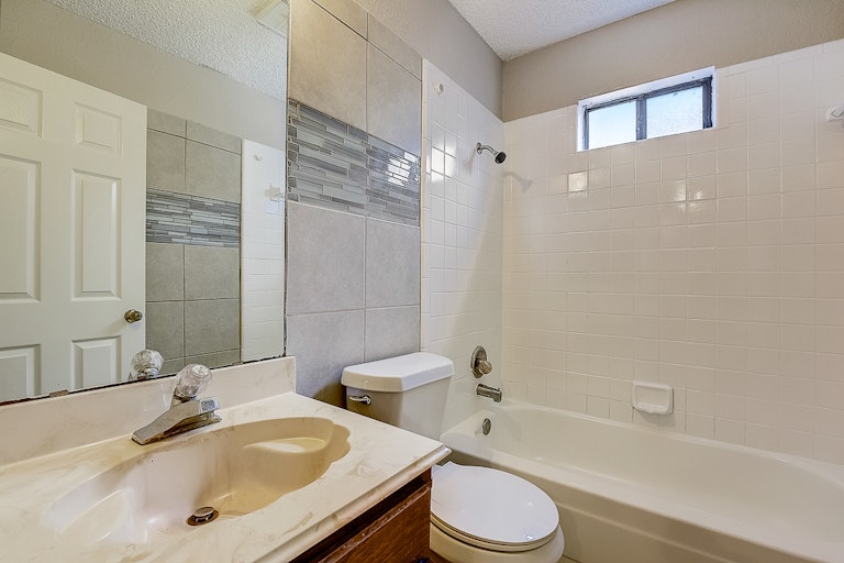 Photo 17 of 36 - 10503 Leroy Ct, Dallas, TX 75217