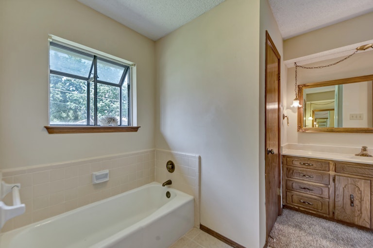 Photo 17 of 27 - 324 Baker Dr, Hurst, TX 76054