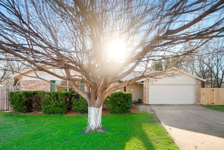 Photo 1 of 28 - 6701 Sunnybank Dr, Fort Worth, TX 76137