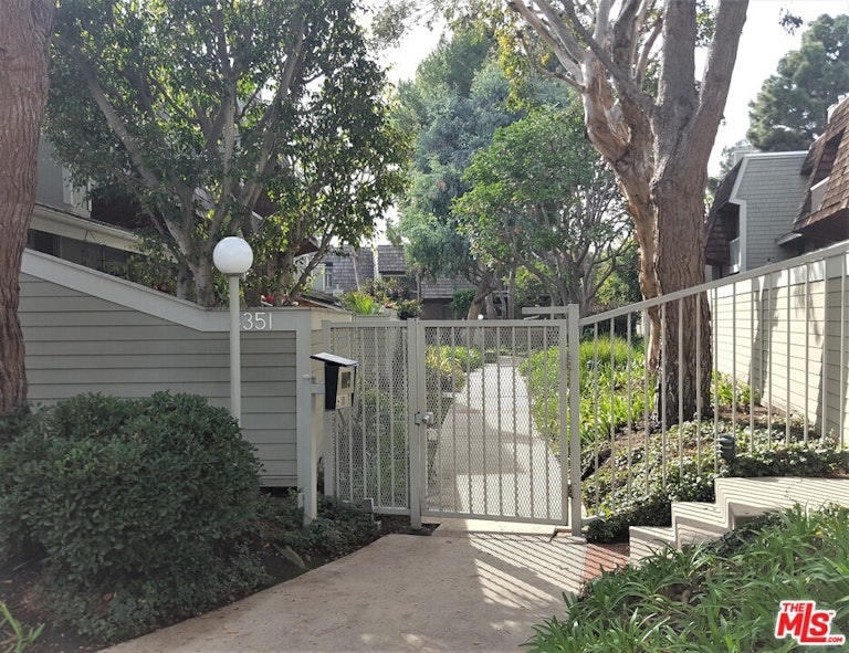 Photo 1 of 17 - 4351 Redwood Ave #6, Marina Del Rey, CA 90292