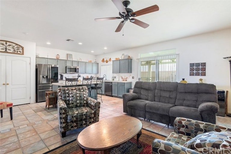 Photo 14 of 39 - 2077 Saint Emilion Ln, San Jacinto, CA 92583