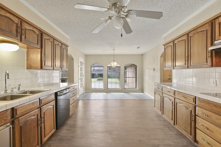Photo 3 of 25 - 4651 Blue Sage Ct, Fort Worth, TX 76132