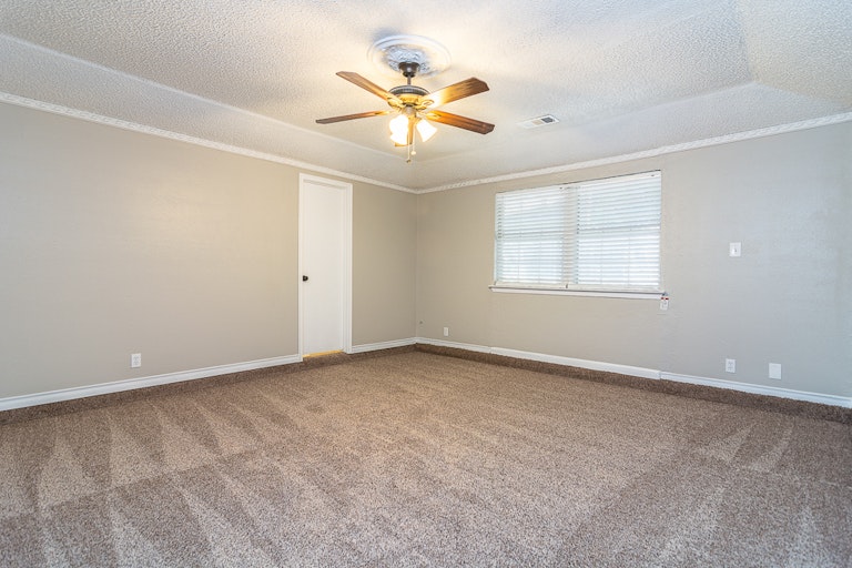 Photo 16 of 29 - 1017 Townsend Ln, Desoto, TX 75115