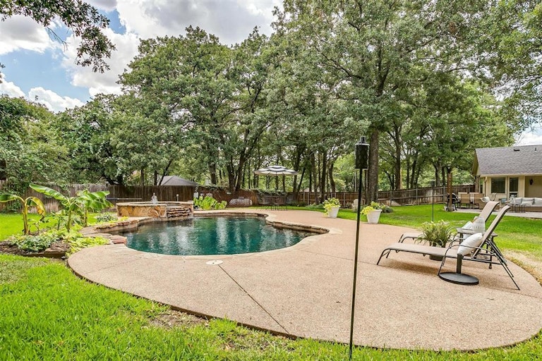 Photo 33 of 40 - 312 Emerald Ct, Burleson, TX 76028