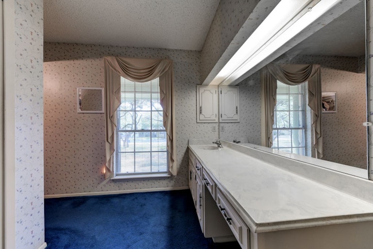 Photo 18 of 24 - 6 Mission Dr, New Braunfels, TX 78130
