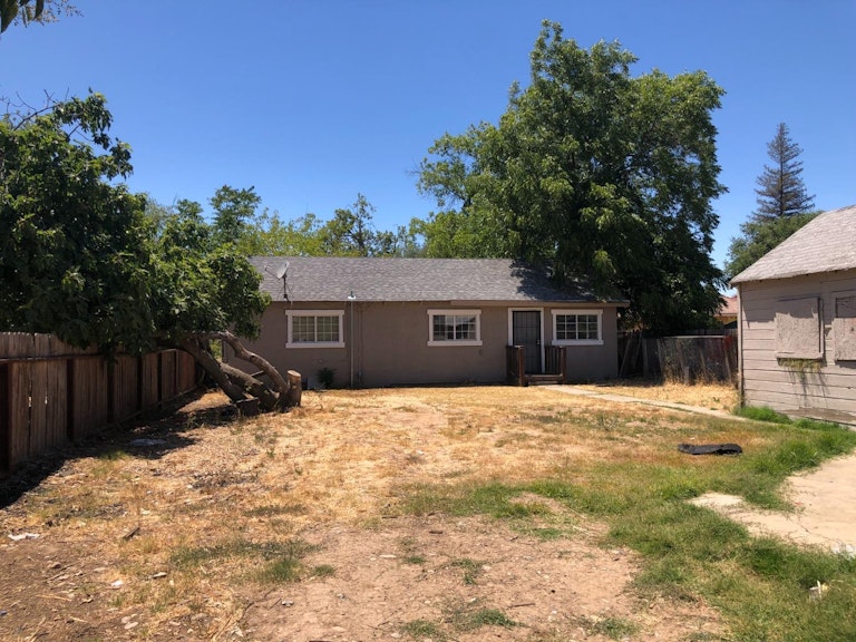 Photo 4 of 19 - 5080 Enrico Blvd, Sacramento, CA 95820