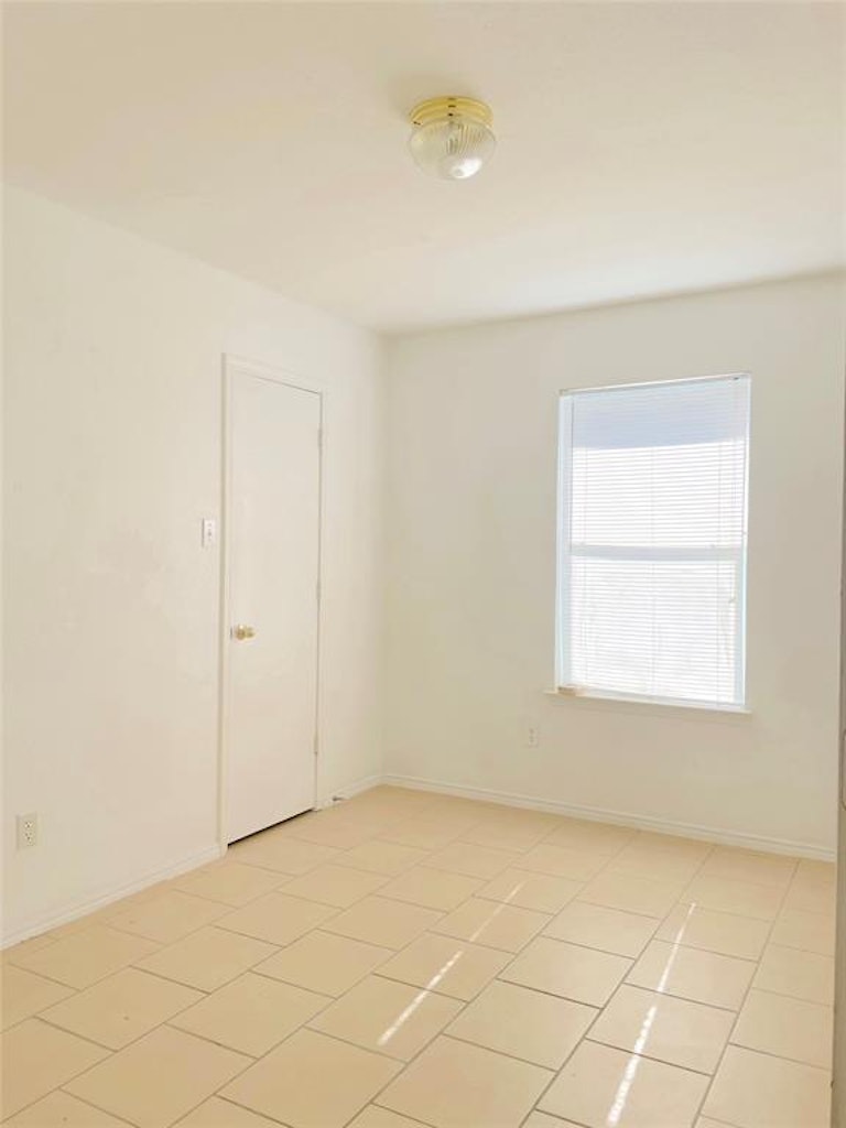 Photo 15 of 18 - 751 Rachel St, Grand Prairie, TX 75052