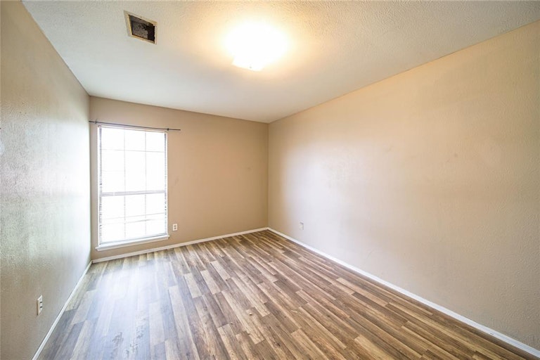Photo 19 of 31 - 2031 Kenneth Hopper Dr, Mesquite, TX 75149