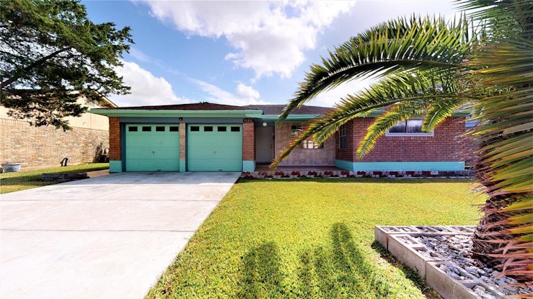 Photo 4 of 48 - 10811 Sagevale Ln, Houston, TX 77089