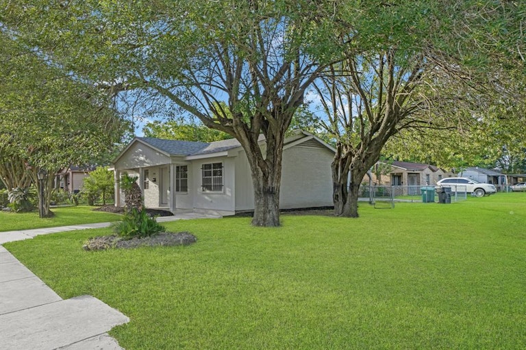 Photo 2 of 19 - 6302 Crane St, Houston, TX 77026