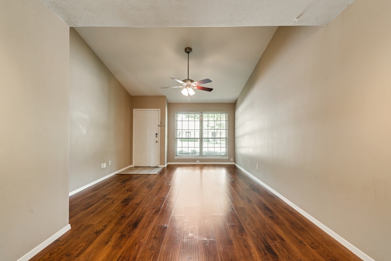 Photo 17 of 32 - 13740 Flagstone Ln, Dallas, TX 75240