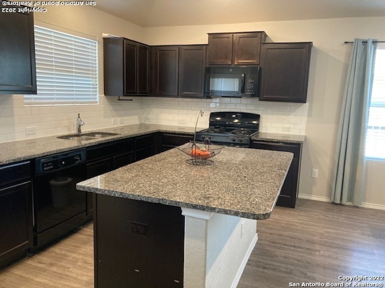 Photo 11 of 36 - 9722 Marbach Cres, San Antonio, TX 78245