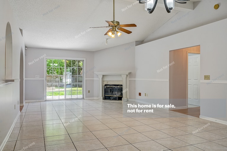 Photo 5 of 37 - 1154 Weyburn Way, Jacksonville, FL 32225