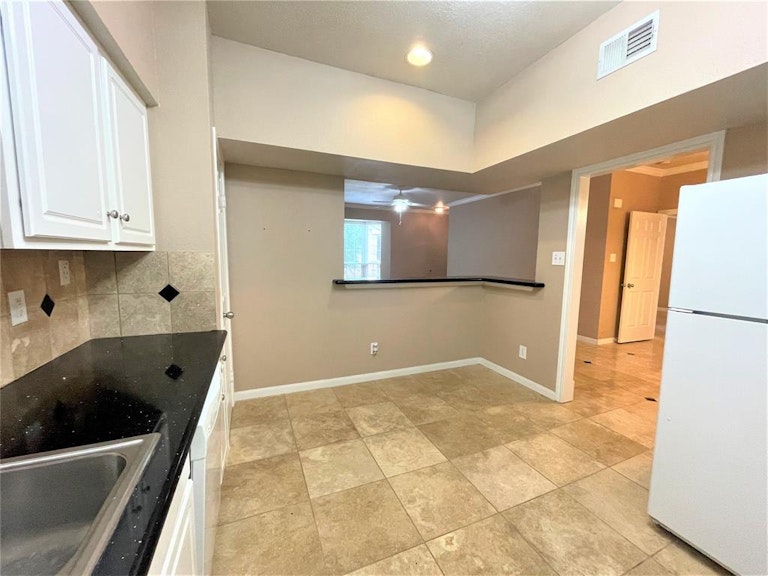 Photo 7 of 23 - 2255 Braeswood Park Dr #264, Houston, TX 77030