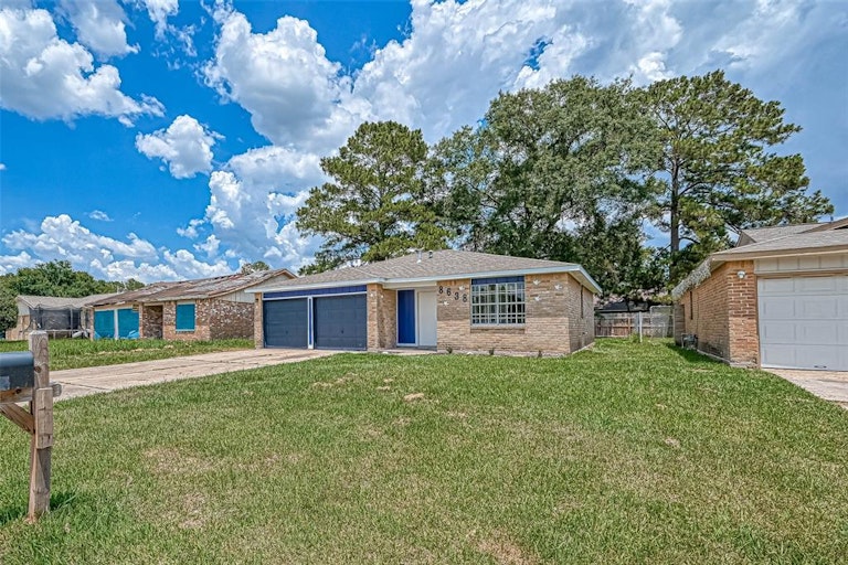 Photo 4 of 32 - 8638 Valley Flag Dr, Houston, TX 77078