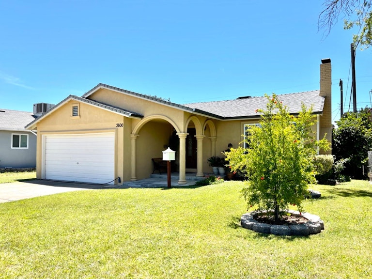Photo 5 of 38 - 3800 McClellan Dr, North Highlands, CA 95660
