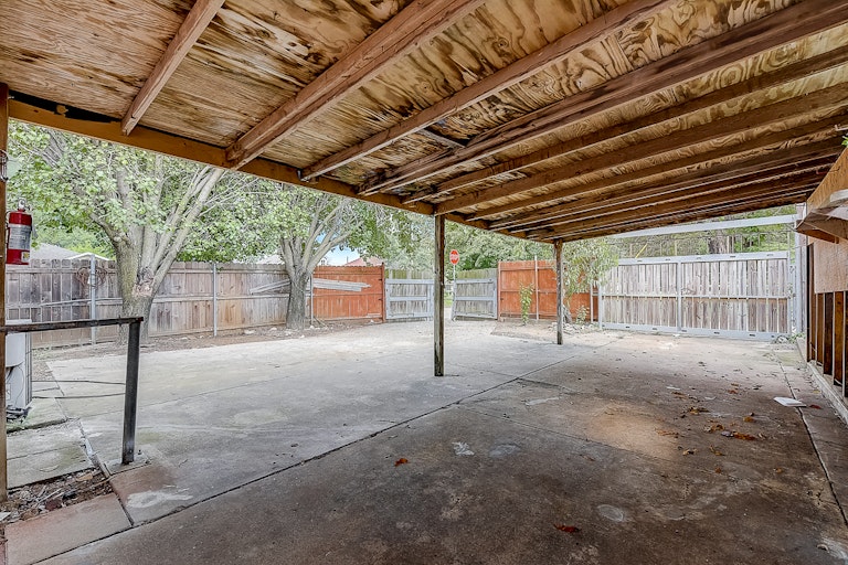 Photo 14 of 36 - 10503 Leroy Ct, Dallas, TX 75217