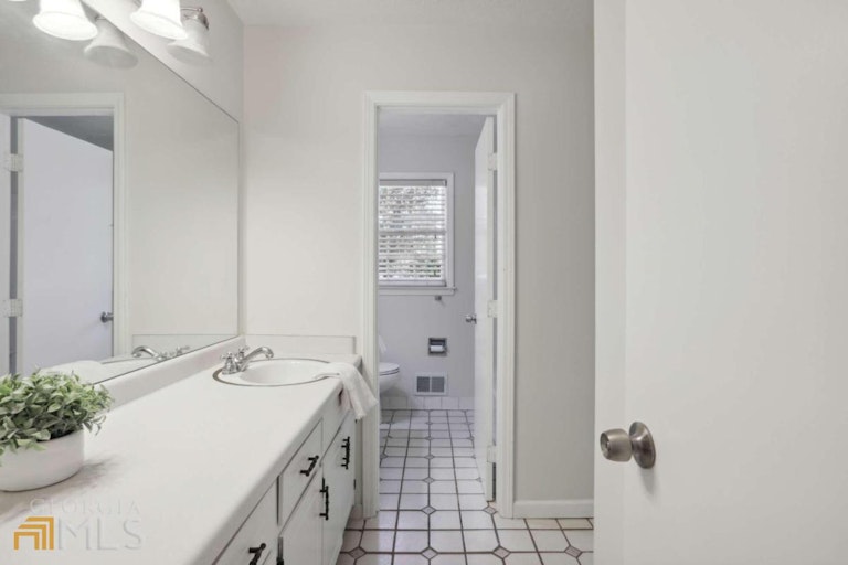Photo 16 of 25 - 6612 Tee Bow Ct, Lithonia, GA 30038