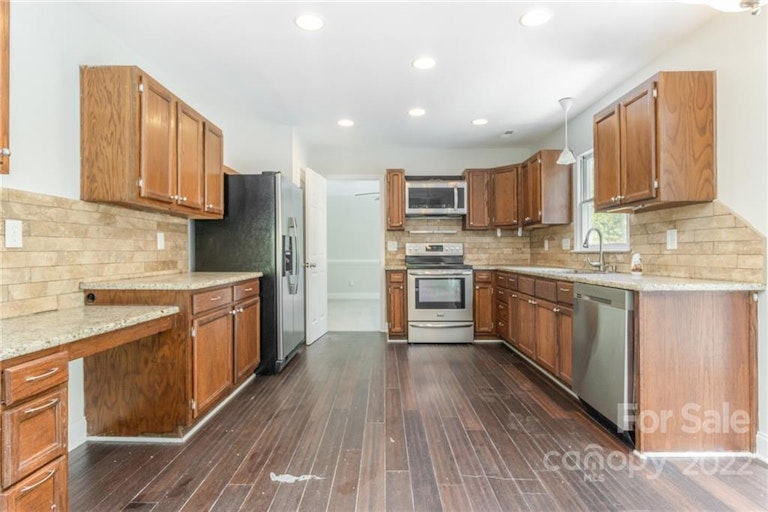 Photo 4 of 32 - 11231 Shandon Way Ln, Charlotte, NC 28262
