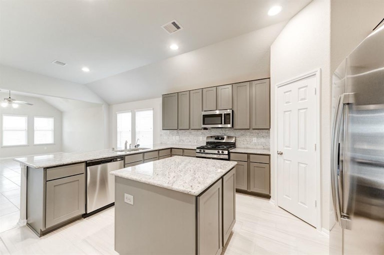 Photo 3 of 12 - 2634 Sunlit Meadow Trl, Fresno, TX 77545