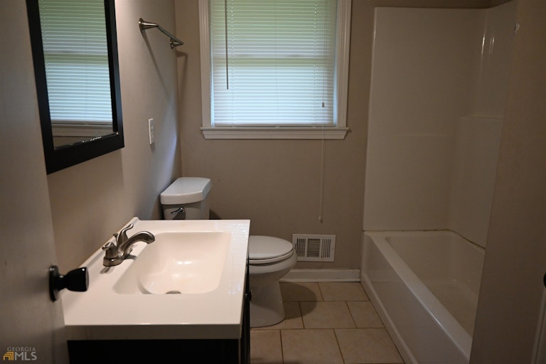 Photo 21 of 29 - 2462 Pate St S, Snellville, GA 30078
