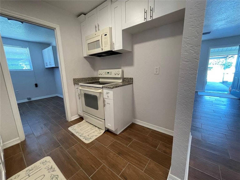 Photo 9 of 30 - 1107 31st Street Ct E, Palmetto, FL 34221