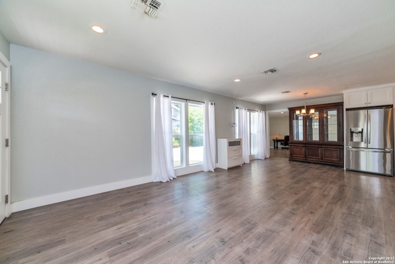 Photo 9 of 27 - 837 Canterbury Hill St, San Antonio, TX 78209
