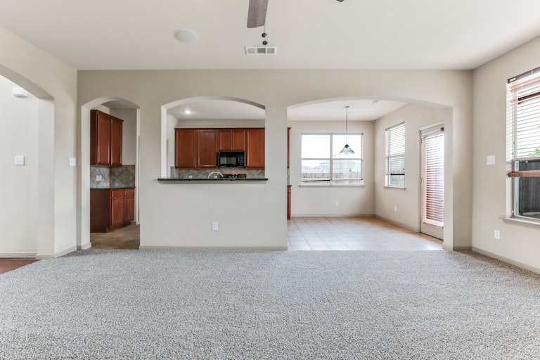 Photo 9 of 26 - 10613 Ambling Trl, Fort Worth, TX 76108