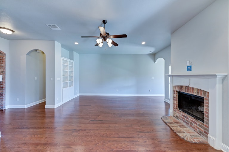 Photo 12 of 27 - 553 Sterling Dr, Fort Worth, TX 76126