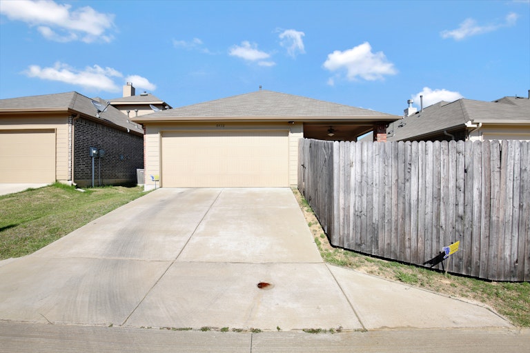 Photo 4 of 27 - 8436 Gentian Dr, Fort Worth, TX 76123