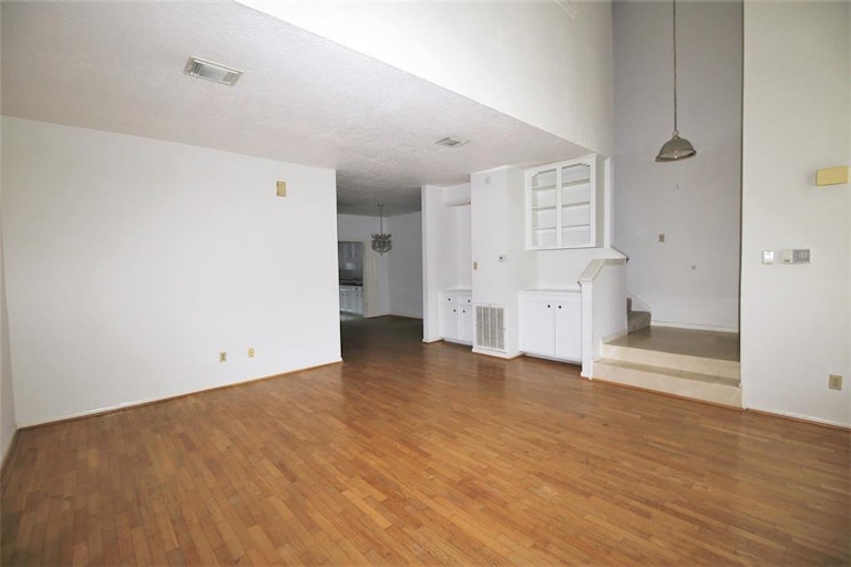 Photo 4 of 28 - 727 Bunker Hill Rd #40, Houston, TX 77024