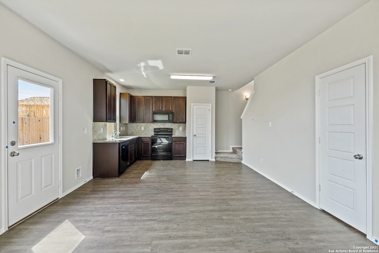 Photo 5 of 19 - 9311 Somers Bnd, San Antonio, TX 78211