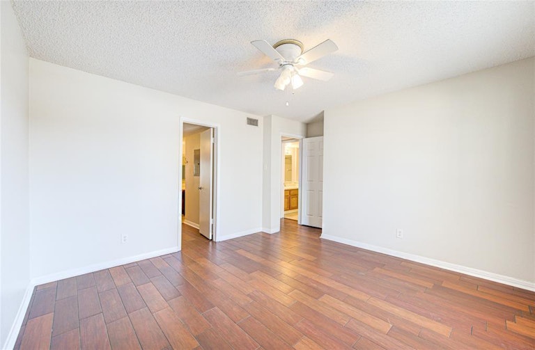 Photo 15 of 37 - 12200 Overbrook Ln #31A, Houston, TX 77077