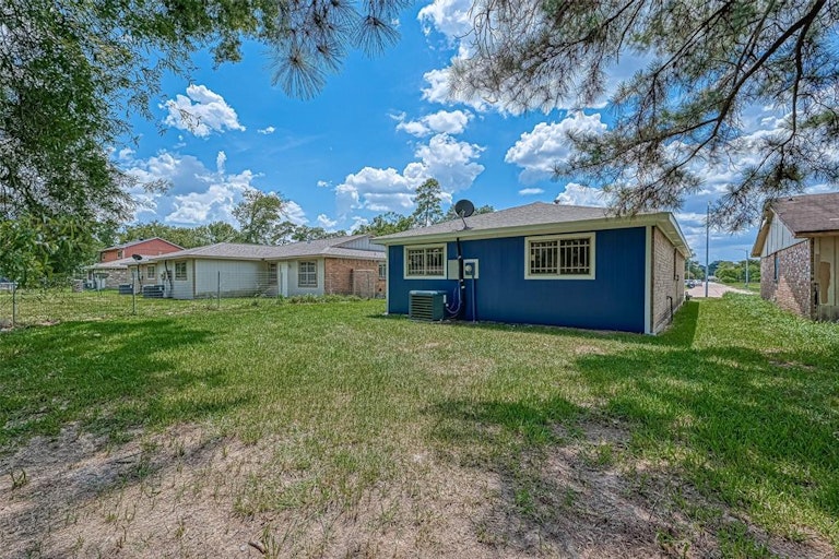 Photo 31 of 32 - 8638 Valley Flag Dr, Houston, TX 77078