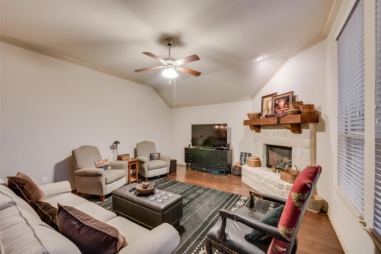 Photo 11 of 38 - 2222 Fallbrooke Dr, Grand Prairie, TX 75050