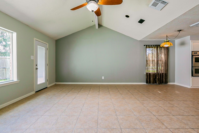 Photo 13 of 21 - 1801 Crooked Creek Ln, Pearland, TX 77581