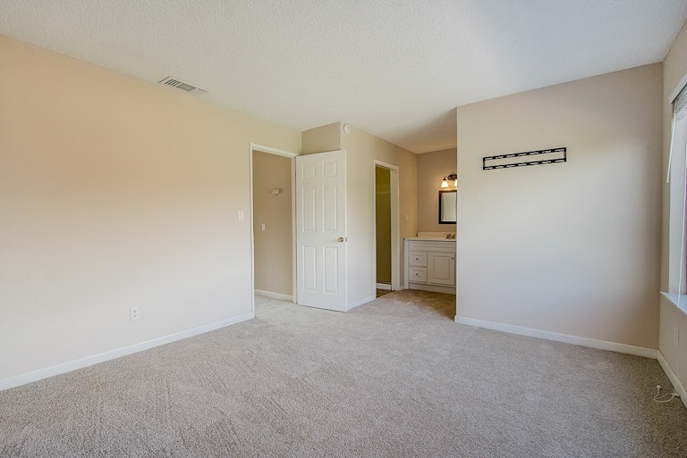 Photo 32 of 39 - 7572 Burgoyne Ln, Sacramento, CA 95823
