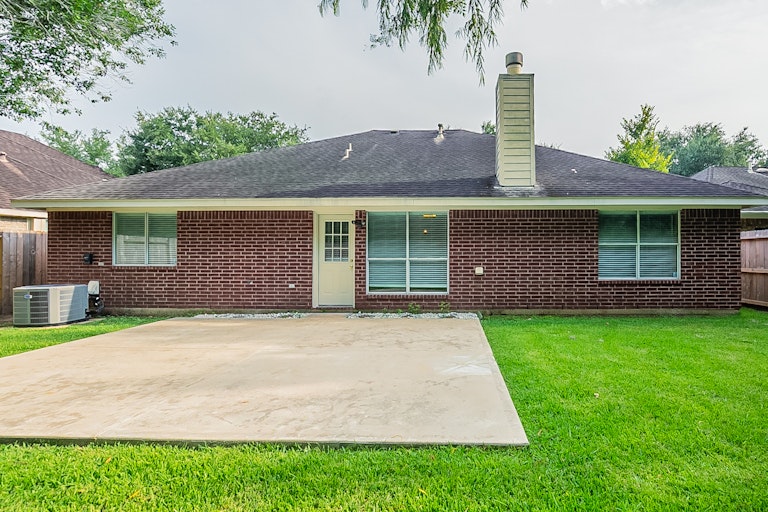 Photo 7 of 26 - 3839 Canton Dr, Pearland, TX 77584