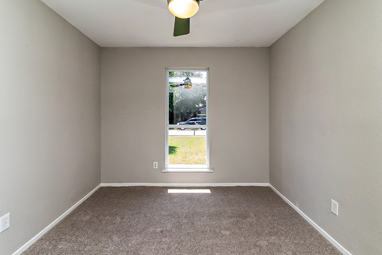 Photo 19 of 23 - 638 Michael Dr, Grand Prairie, TX 75052