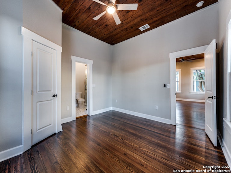 Photo 17 of 32 - 1139 S Saint Marys St, San Antonio, TX 78210