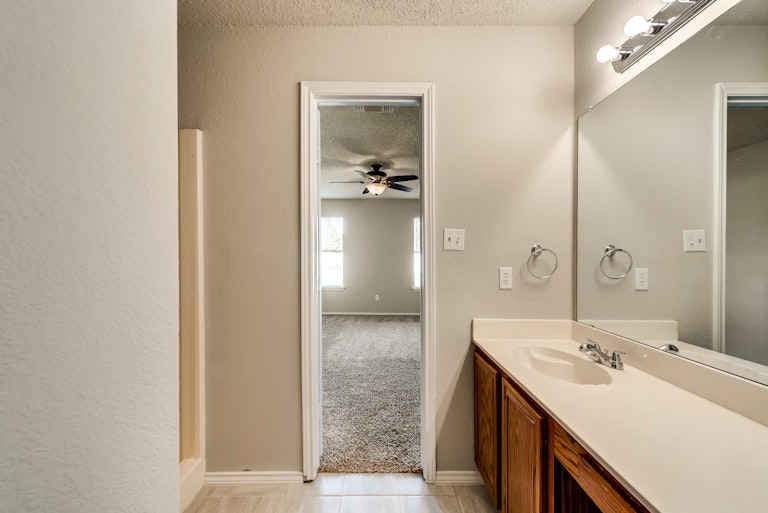 Photo 18 of 28 - 2039 Angelica Way, Dallas, TX 75217