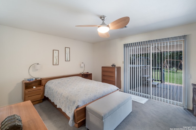 Photo 17 of 28 - 6634 Country View Ln, San Antonio, TX 78240