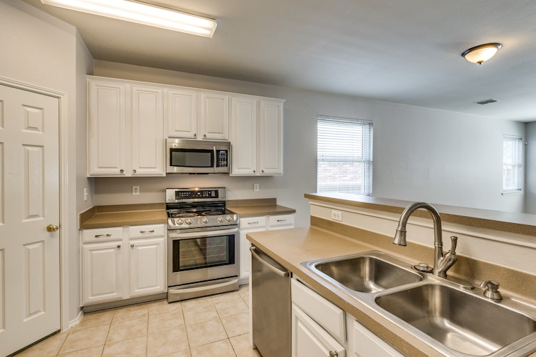 Photo 3 of 29 - 4205 Hawkins Dr, McKinney, TX 75072