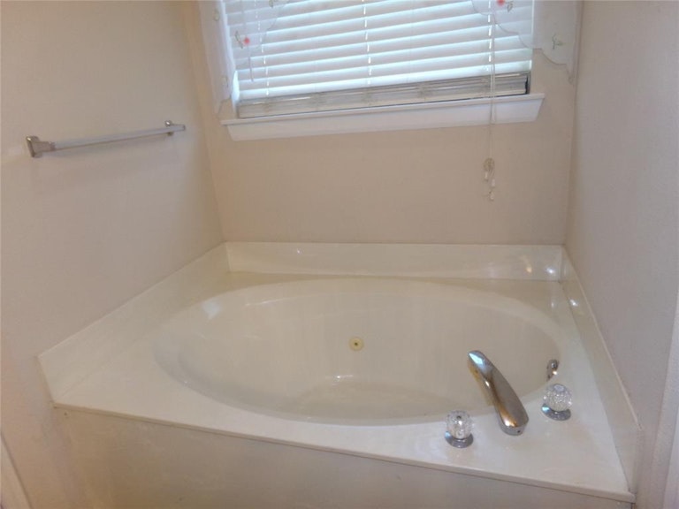 Photo 12 of 23 - 1133 Lexington Ln, Desoto, TX 75115