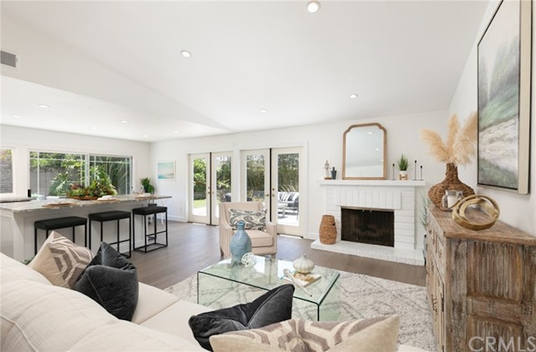 Photo 1 of 29 - 17201 Berlin Ln, Huntington Beach, CA 92649