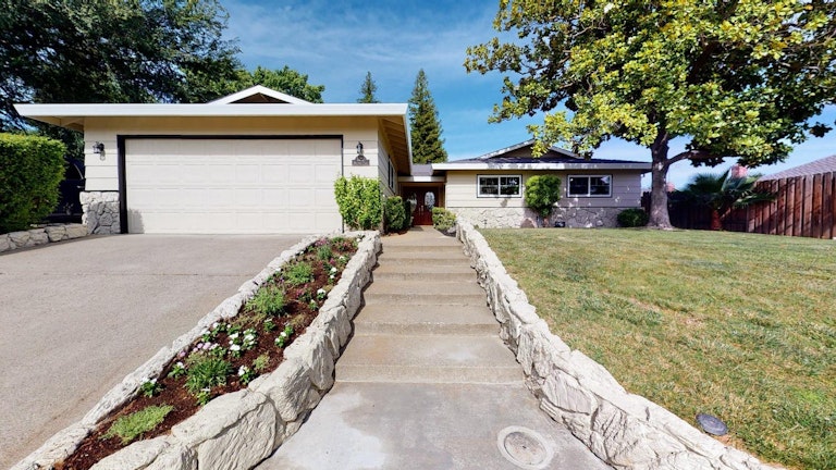 Photo 3 of 50 - 1402 Mallard Ln, Roseville, CA 95661