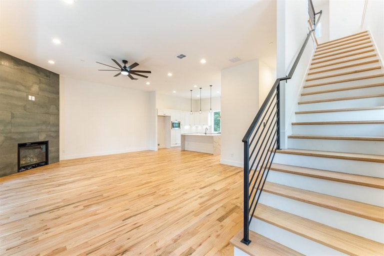 Photo 23 of 40 - 352 Foch St, Fort Worth, TX 76107